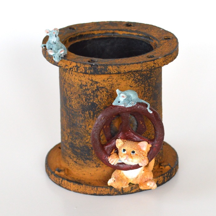 土管にネコとネズミ ねこ 猫 ミニチュアアニマル 小さな動物の世界 レトロ アンティーク風 昭和レトロ 置物 オブジェ インテリア ガーデニング プレゼント ギフト かわいい ユニーク 楽しい 癒し マスコット フィギュア リアル 本物そっくり コレクション 手のひらサイズ