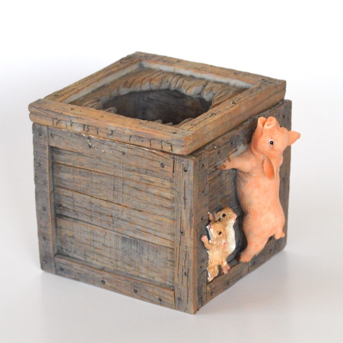 木箱をのぞきたい豚さんたち ミニチュアアニマル 小さな動物の世界 レトロ アンティーク風 昭和レトロ 置物 オブジェ インテリア ガーデニング プレゼント ギフト かわいい ユニーク 楽しい 癒し マスコット フィギュア リアル 本物そっくり コレクション 手のひらサイズ