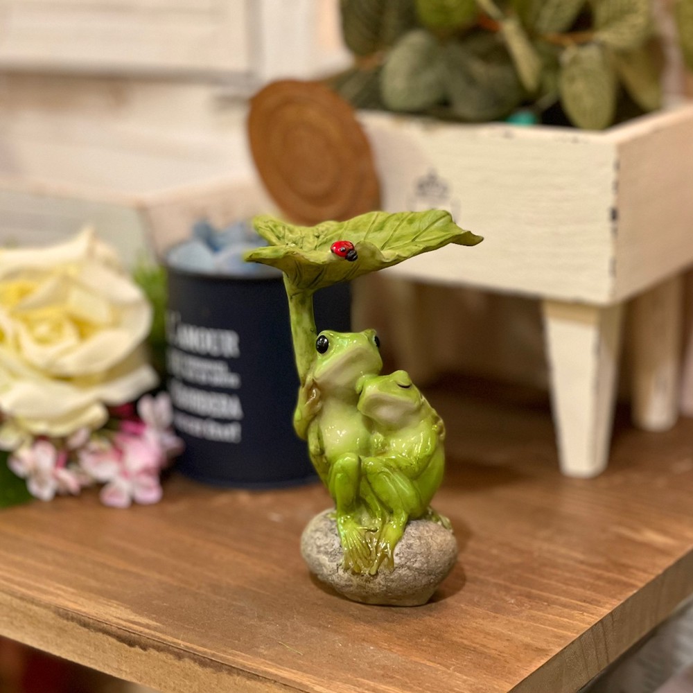 カエル（蛙）が葉っぱの傘を持ってる真鍮の置物