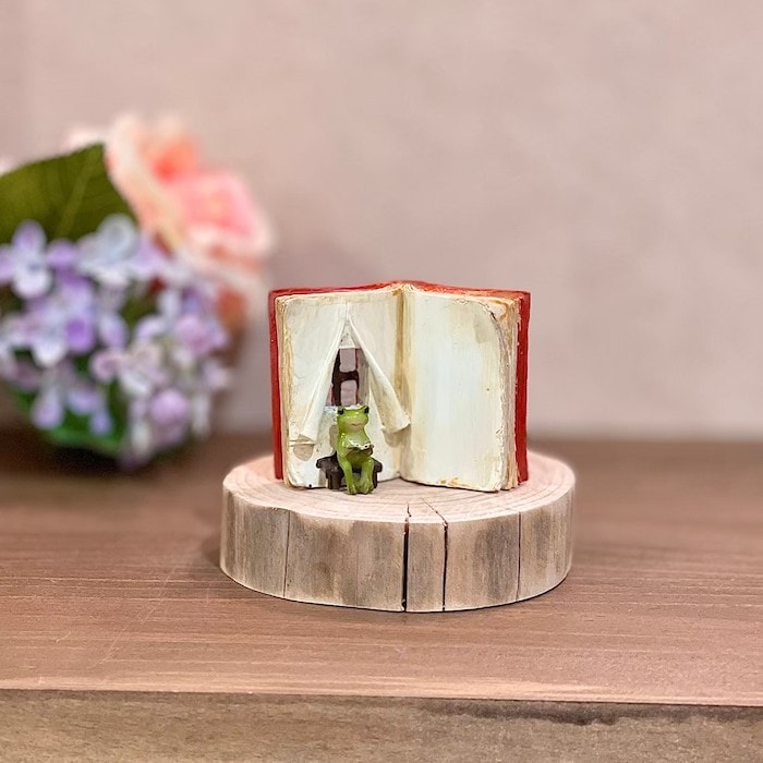 本とカエル 蛙 かえる 読書 ミニチュアアニマル 小さな動物の世界 本とカエル 蛙 かえる 読書 ミニチュアアニマル 小さな動物の世界