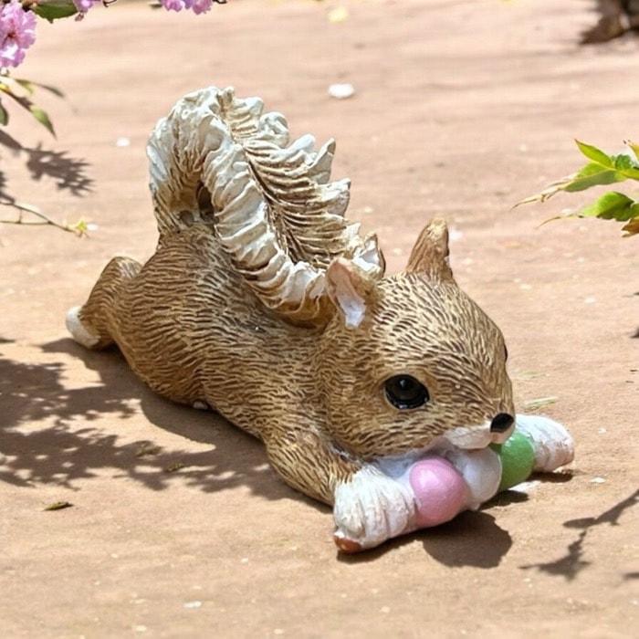 ミニチュアアニマル 団子を食べるリス 小さな動物の世界 置物 オブジェ