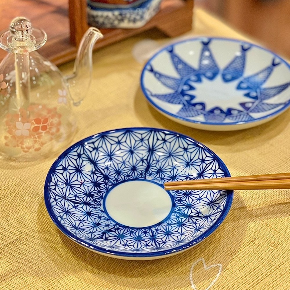 染付陶器 小皿 豆皿 ソーサー 醤油皿 しょう油皿 麻 麻柄 麻紋様 麻模様 和風 和柄 おしゃれ ギフト モダン 和 キッチン雑貨 お皿 プレート ピノポチ