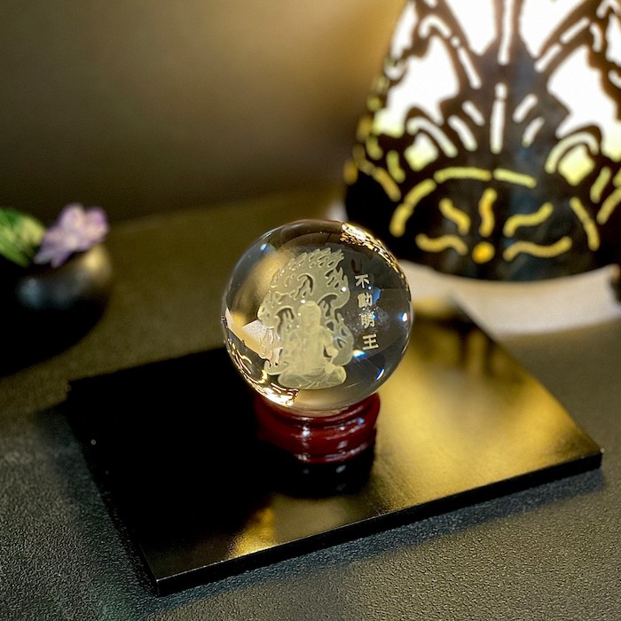 レーザー彫水晶 不動明王 201810y5-2 水晶 レーザー 木製台座付き 3D
