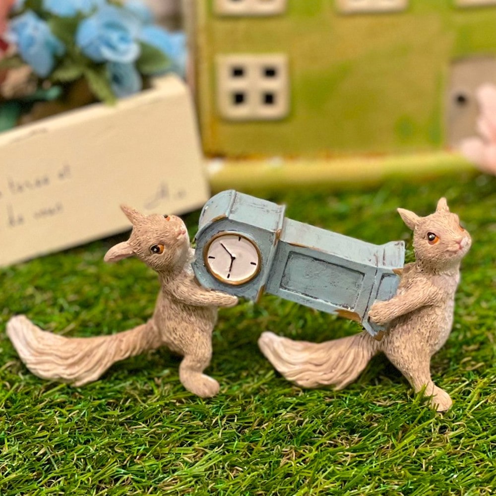 時計を運ぶリス Eva 2匹 リス 時計持ち りす カントリー かわいい 置物 オブジェ かわいい 置物 置き物 オブジェ ミニチュア 小さい ギフト ミニチュアアニマル 贈り物 置き物 ミニチュアアニマル ピノポチ