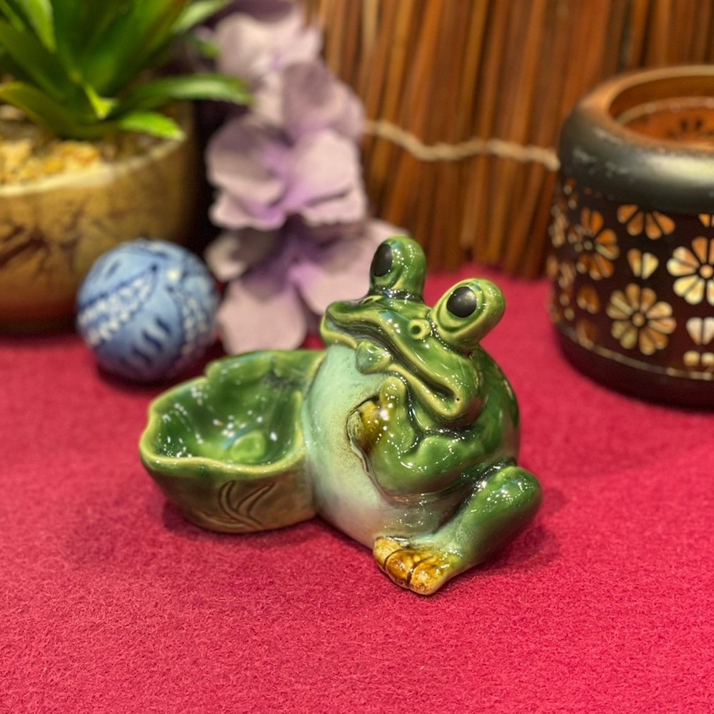 蛙のぐい呑 (睡蓮乗り) 2025年最新ぐい呑み カエルの人気アイテム - メルカリ