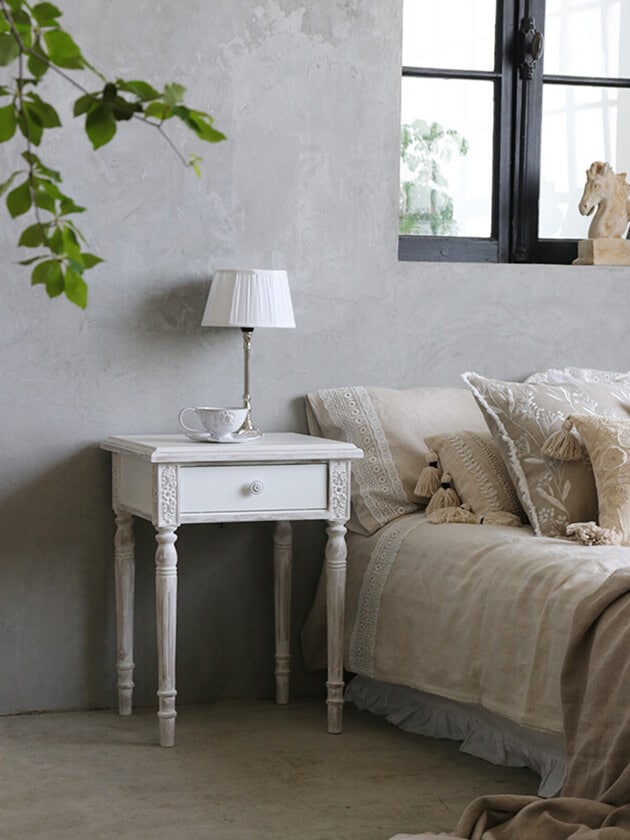 EnchanteベッドサイドテーブルBaronウォッシュドホワイト