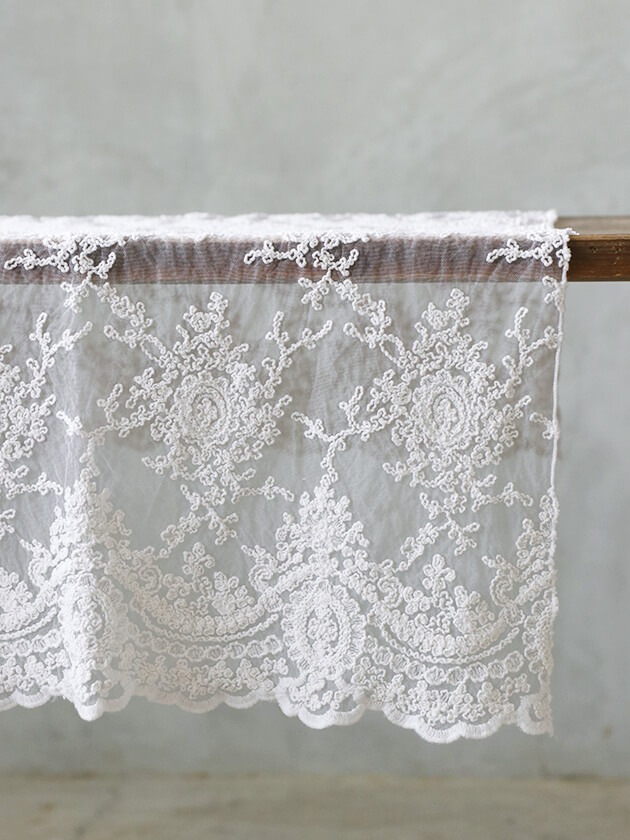 Chez moiテーブルランナーCorinzioホワイト シェモア ～ サラグレース