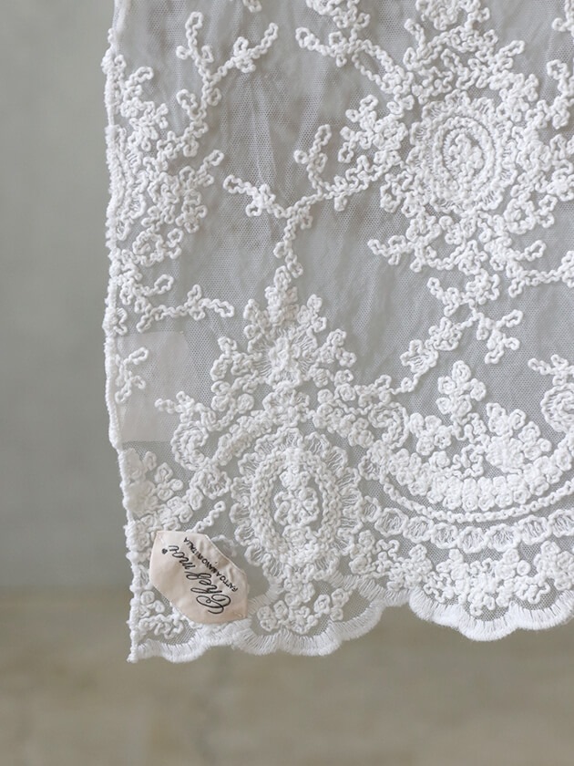 Chez moiテーブルランナーCorinzioホワイト シェモア ～ サラグレース