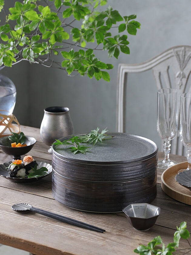 陶悦窯 重箱丸皿24cm 黒柚子銀塗り