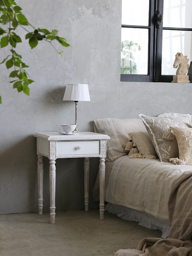 EnchanteベッドサイドテーブルBaronウォッシュドホワイト