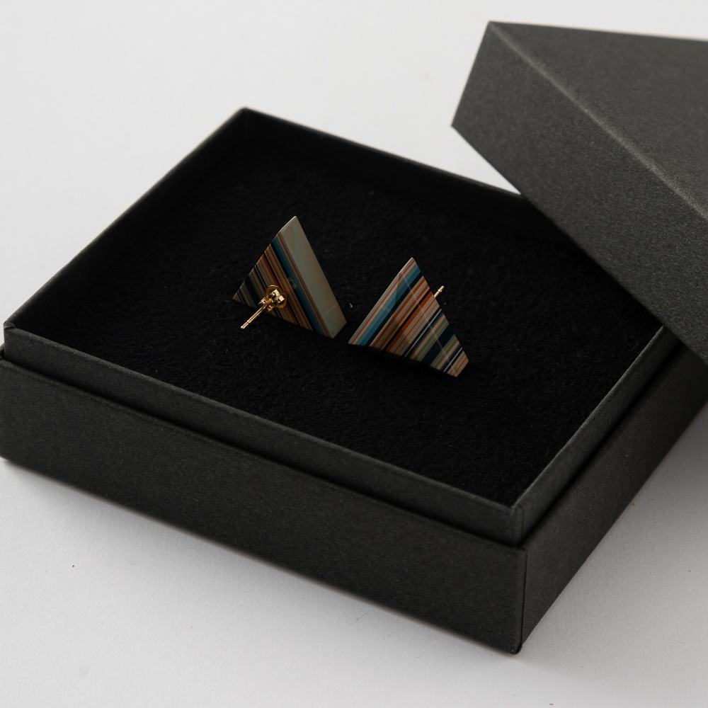 堆漆ピアスベージュ