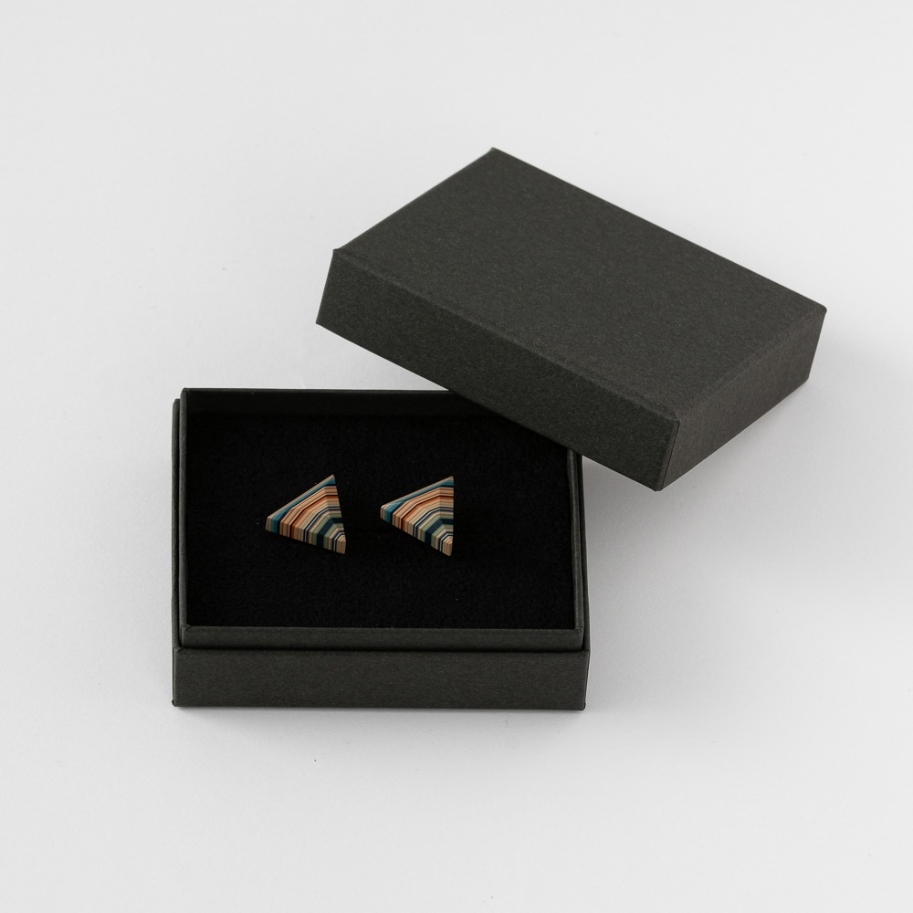 堆漆ピアスベージュ