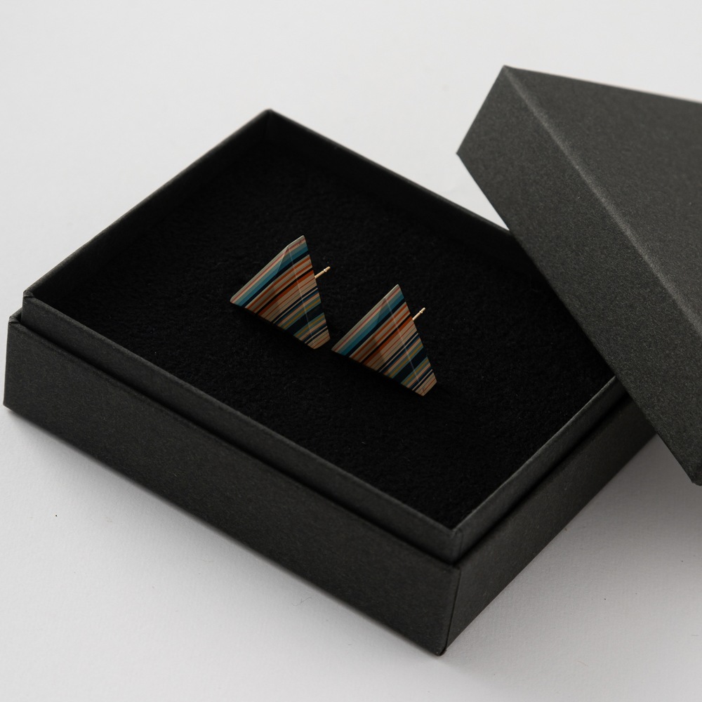 堆漆ピアスベージュ