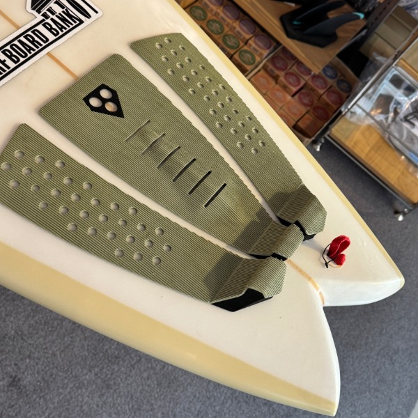 中古】ON SURFBOARD FQD 6'8 52L ショートボード クワッド スワロー