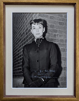 【超貴重】★オードリー・ヘプバーン★直筆サイン写真★証明書COA 20×25cm オードリー・ヘプバーン 直筆オートグラフ(完全額装／ヴィンテージ