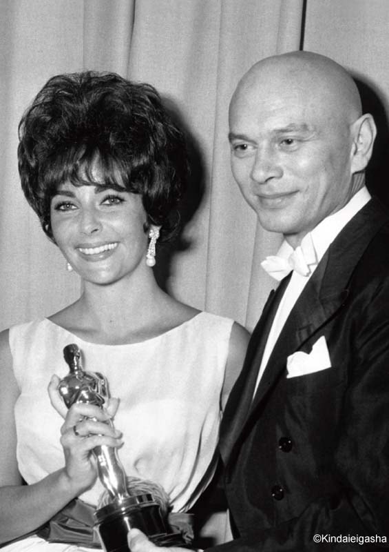 Elizabeth Taylor直筆サインと白黒ポートレート写真