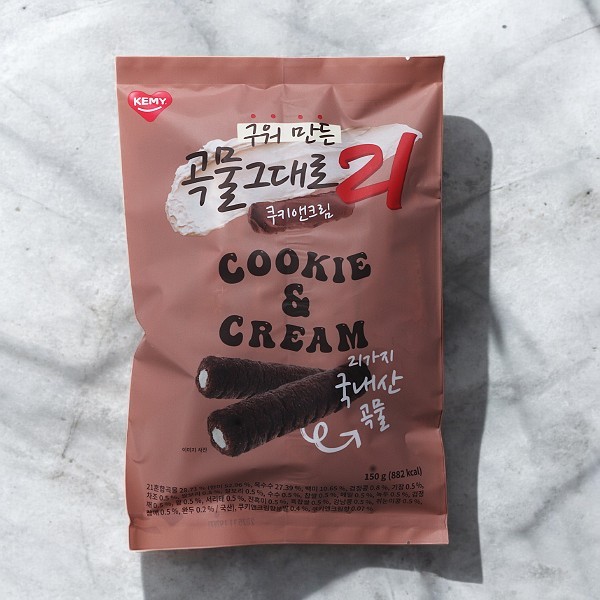 [KEMY] 焼きたて 穀物そのまま21 クリスピーロール菓子 クッキー＆クリーム味 150g / 韓国食品 韓国お菓子 穀物菓子