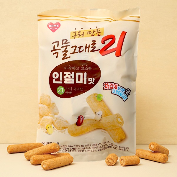 [KEMY] 焼きたて 穀物そのまま21 クリスピーロール菓子 きなこ餅味 150g / 韓国食品 韓国お菓子 穀物菓子