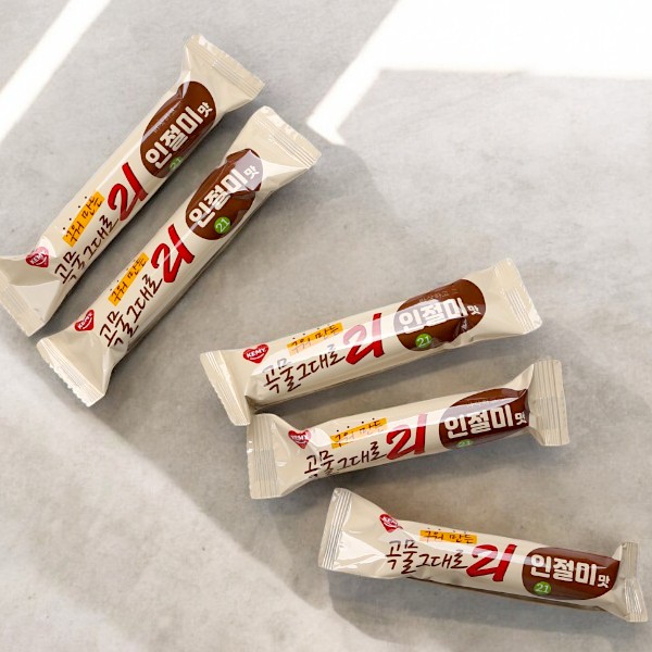 [KEMY] 焼きたて 穀物そのまま21 クリスピーロール菓子 きなこ餅味 150g / 韓国食品 韓国お菓子 穀物菓子