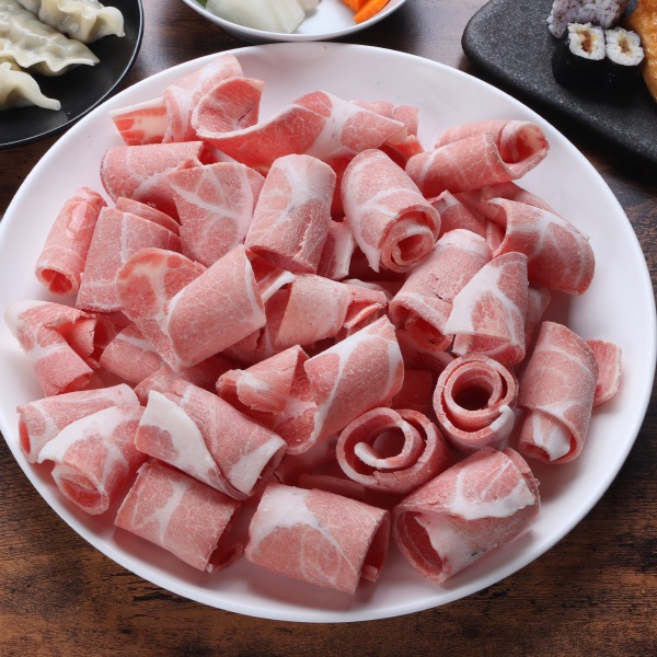 [凍] 豚肩ロース 薄切り 丸形 2mm 約500g / 薄切り ロール 旨み極上 ジューシー しゃぶしゃぶ 焼肉用
