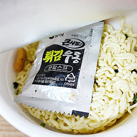 [農心]天ぷらうどんカップ111g/カップラーメン 韓国らーめん 韓国ラーメン
