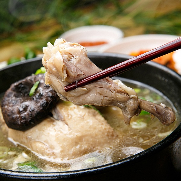 [凍] 冷凍 丸鶏 ブラジル産 約700g　/ 鶏肉