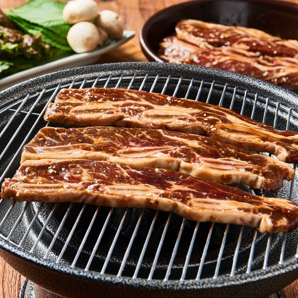 [凍] ヤンニョム 味付け 骨付き LA カルビ スライス 1kg / お歳暮 アメリカ産 韓国焼肉 たれ　