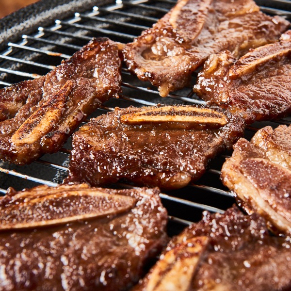 [凍] ヤンニョム 味付け 骨付き LA カルビ スライス 1kg / お歳暮 アメリカ産 韓国焼肉 たれ　