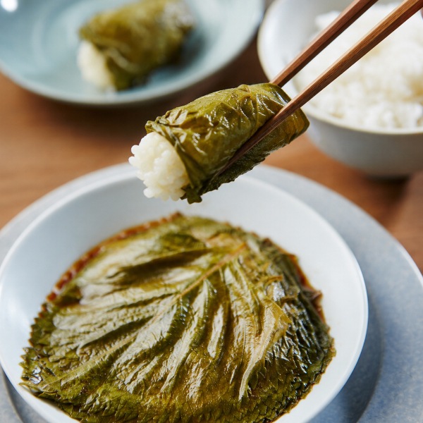 [冷] 韓国市場 えごまの葉 醤油漬け 300g / 韓国おかず 韓国惣菜 ご飯のお供