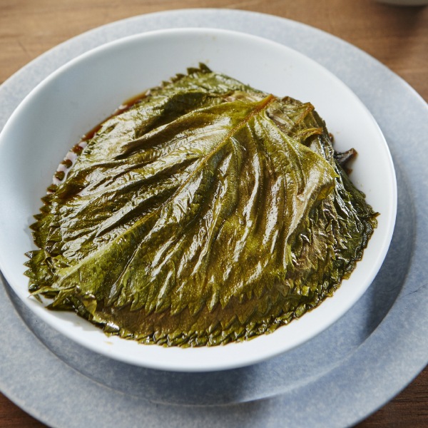 [冷] 韓国市場 えごまの葉 醤油漬け 300g / 韓国おかず 韓国惣菜 ご飯のお供