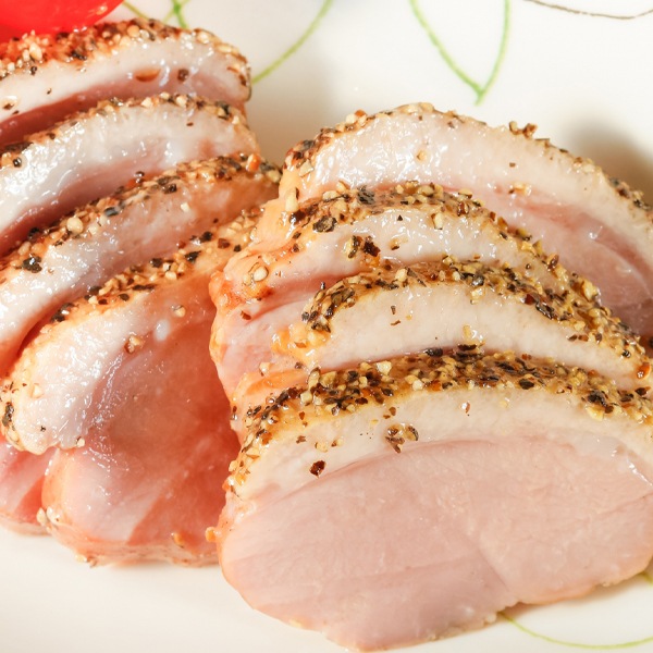 [凍]合鴨パストラミ スライス 500g / 鴨 胡椒 鶏肉 鴨肉 燻製された鴨肉 お酒のつまみ サラダ オードブル