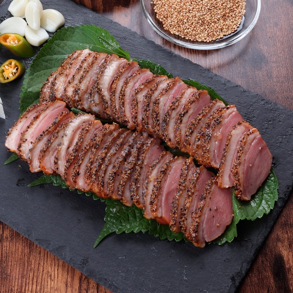 [凍]合鴨パストラミ スライス 500g / 鴨 胡椒 鶏肉 鴨肉 燻製された鴨肉 お酒のつまみ サラダ オードブル