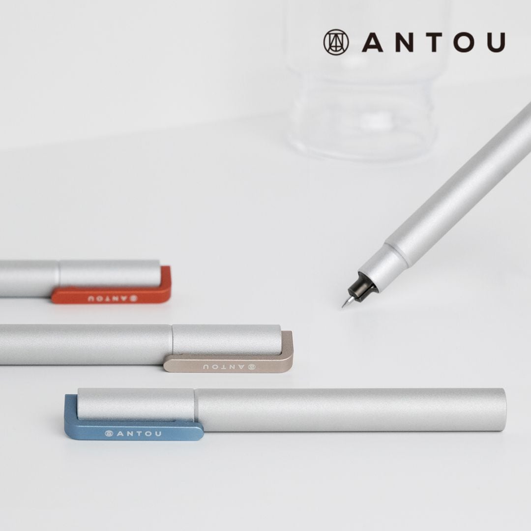 ANTOU PenN デュアルカラーボールペン シルバー軸+カラークリップ 市販リフィル対応 (オレンジ/ブルー/サンドグレー) 全3色