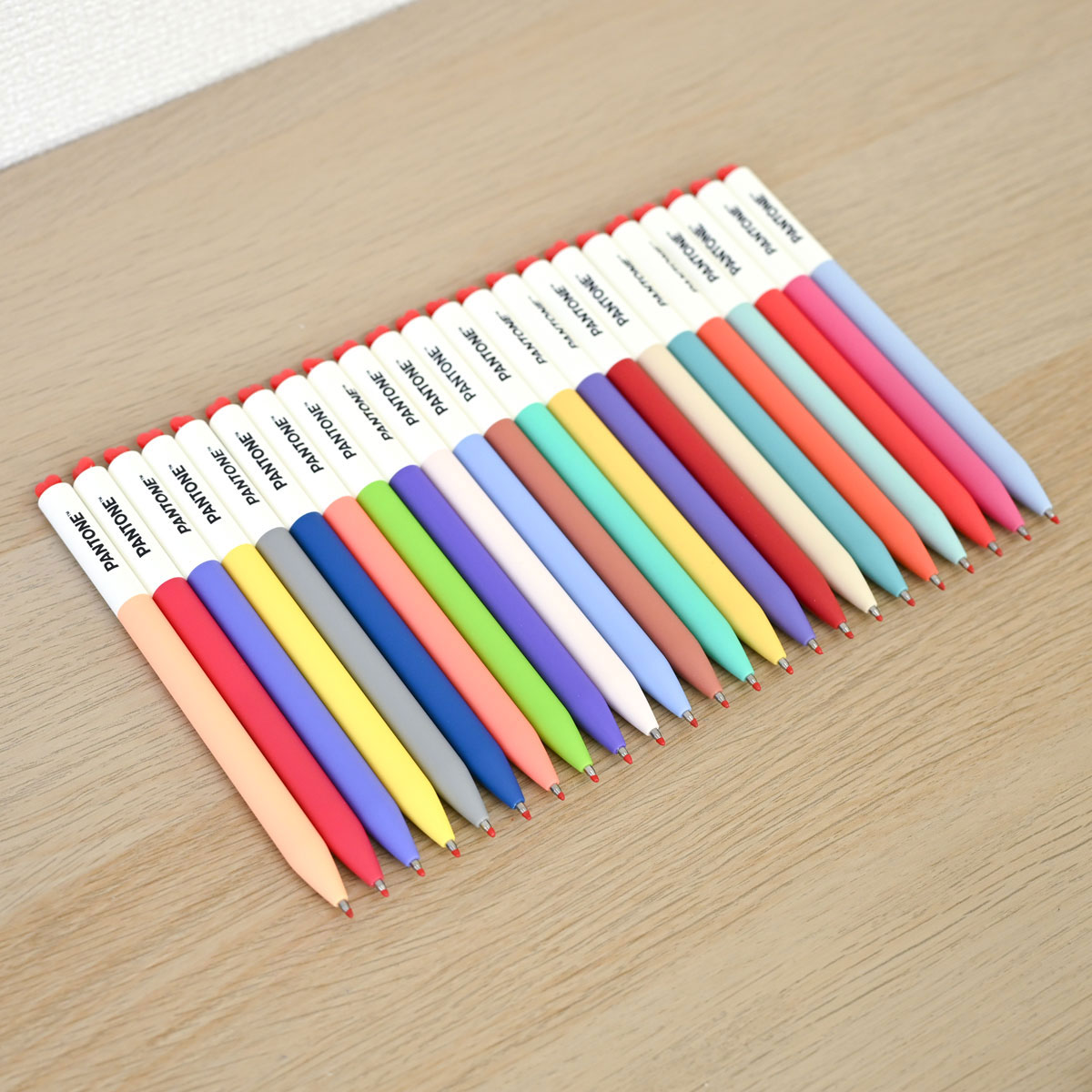 KACO×PANTONE ゲルインク(黒) ボールペン  0.5mm 2000～2025年(受賞色) 全28色 (リフィル販売有)