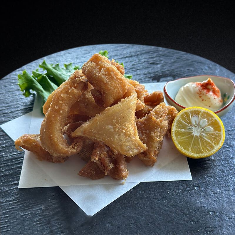 ［箱売］エイヒレ唐揚げ 約450個（1kg・約45個入×10セット）〈冷凍〉