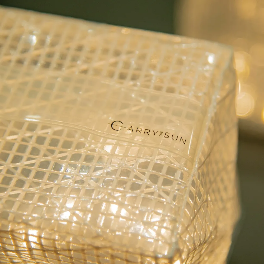 Warm Light（ウォームライト=電球色）｜非常時の安心の灯りは蝋燭からキャリーザサン（CARRY THE SUN）へ。太陽光発電（ソーラー充電）できる災害用LED常夜灯・ランタン・非常用ライト 全2サイズ