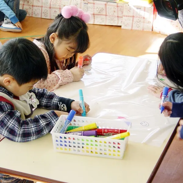 災害時・緊急時の災害対策本部の必需品｜静電気で壁・木・ガラスに貼りつき、自由に書き消しできるホワイトボードになる画期的シート《コーワライティングシート》 全3種