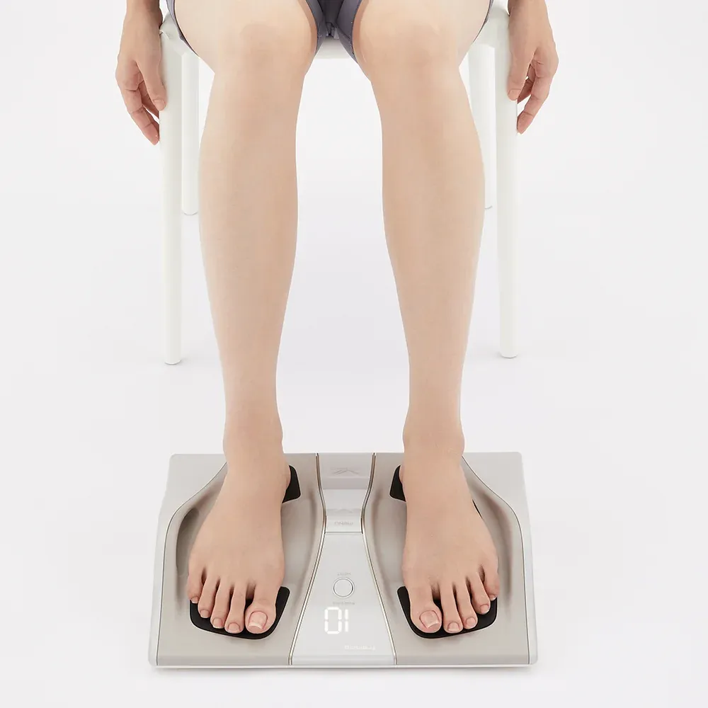 [逃げるために運動する] SIXPAD Foot Fit 3 Heat（シックスパッド フットフィット3 ヒート）（足を乗せることで、歩くために必要な身体を維持する）[リモコン付き]