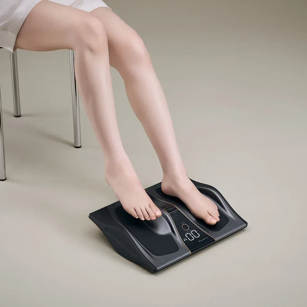 [逃げるために運動する] SIXPAD Foot Fit 3 Heat BLACK EDITION（シックスパッド フットフィット3 ヒート ブラックエディション）（足を乗せることで、歩くために必要な身体を維持する）[リモコン付き]