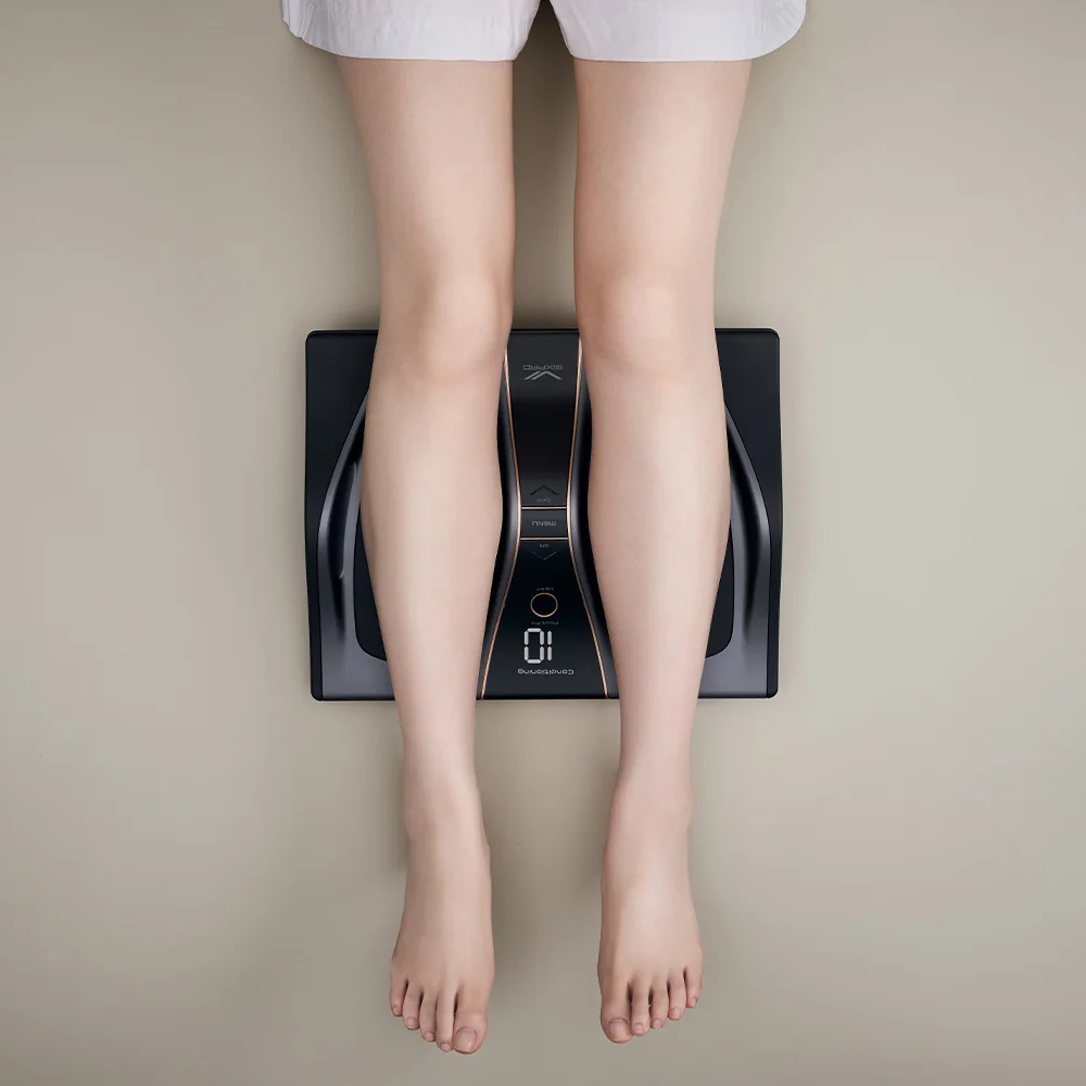 [逃げるために運動する] SIXPAD Foot Fit 3 Heat BLACK EDITION（シックスパッド フットフィット3 ヒート ブラックエディション）（足を乗せることで、歩くために必要な身体を維持する）[リモコン付き]
