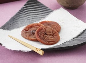 黒糖入り　種ぬき梅（大粒）