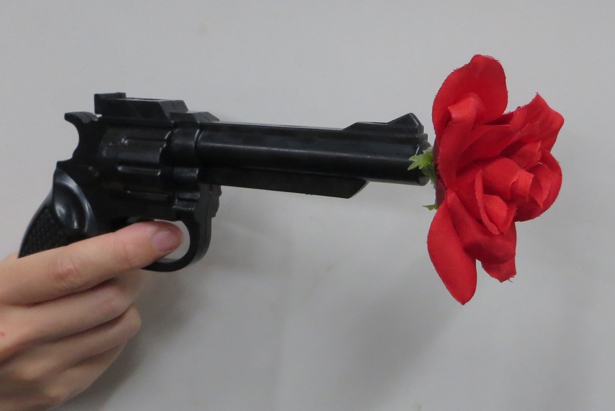 花と拳銃 拳銃からバラ ※ ｜全商品一覧や手品グッズ揃うマジックショップ｜セオ