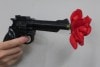拳銃からバラ ※