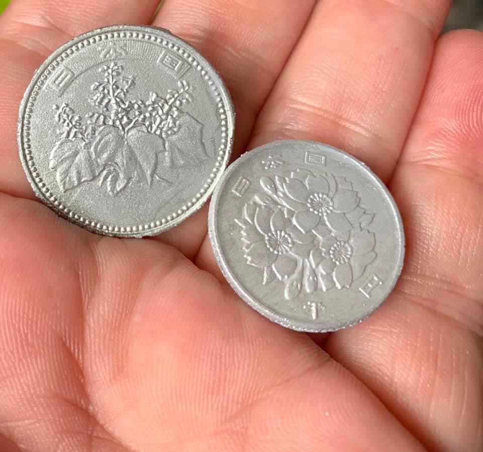 0円玉と1000円玉