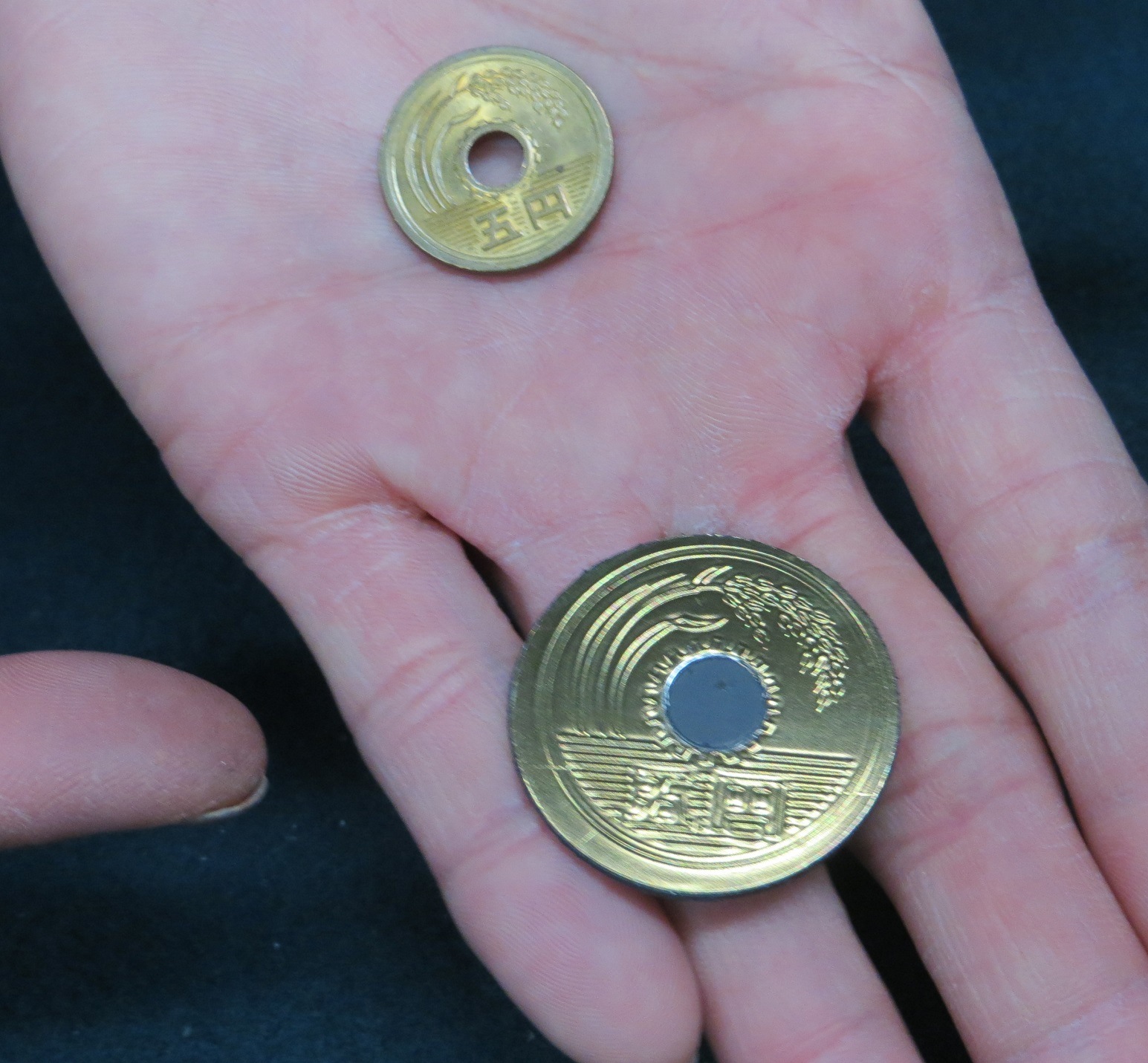 大きくなる硬貨セット ※ ｜全商品一覧や手品グッズ揃うマジックショップ｜セオマジック