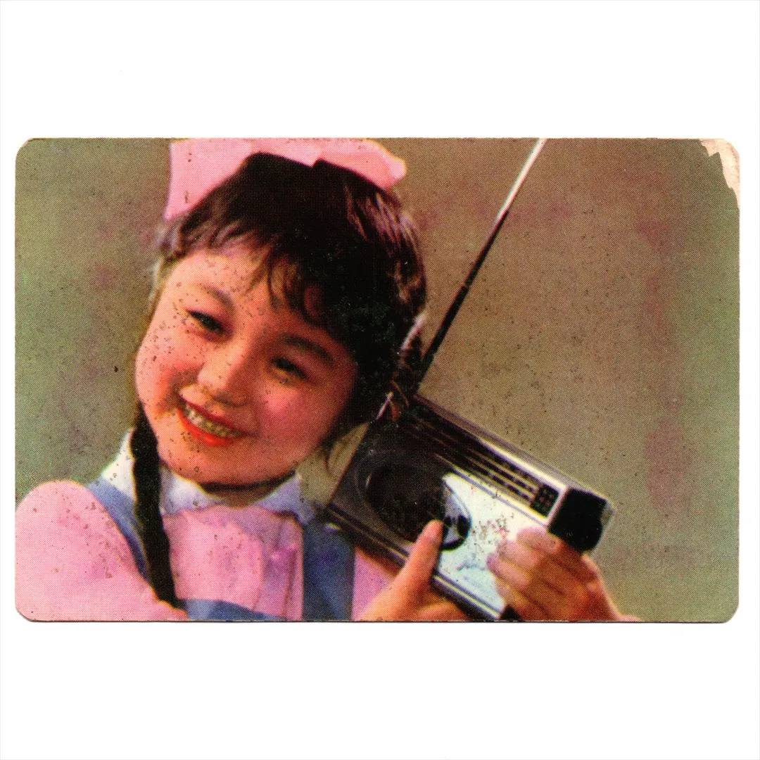 中国 昔のカレンダー カード 1975年 10 ラジオを持つ女の子 訳あり(折れとヨゴレあり) コレクション