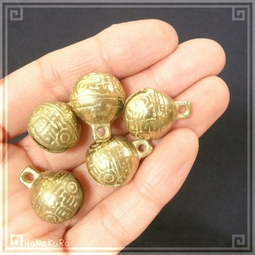 美品 '60年代◆真鍮製 松模様 彫金 大きな鈴 高さ約12、中央直径約10ｃｍ 美品 '60年代◇真鍮製 松模様 彫金 大きな鈴 高さ約12、中央直径