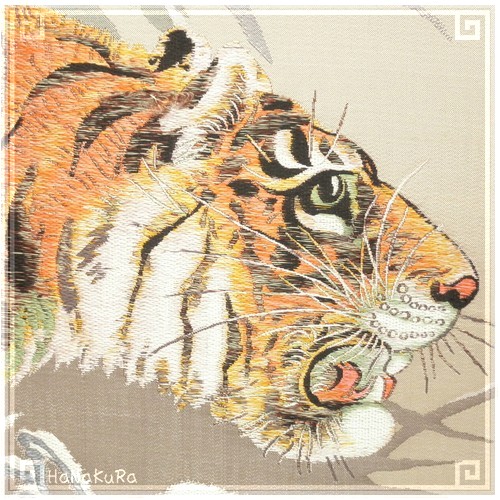 絹織物 山君図 虎 刺繍絵画 刺繍絵 掛け額 額入り 額縁 大型