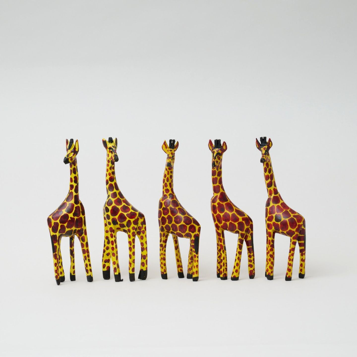 サファリのキリン家族：子供たち