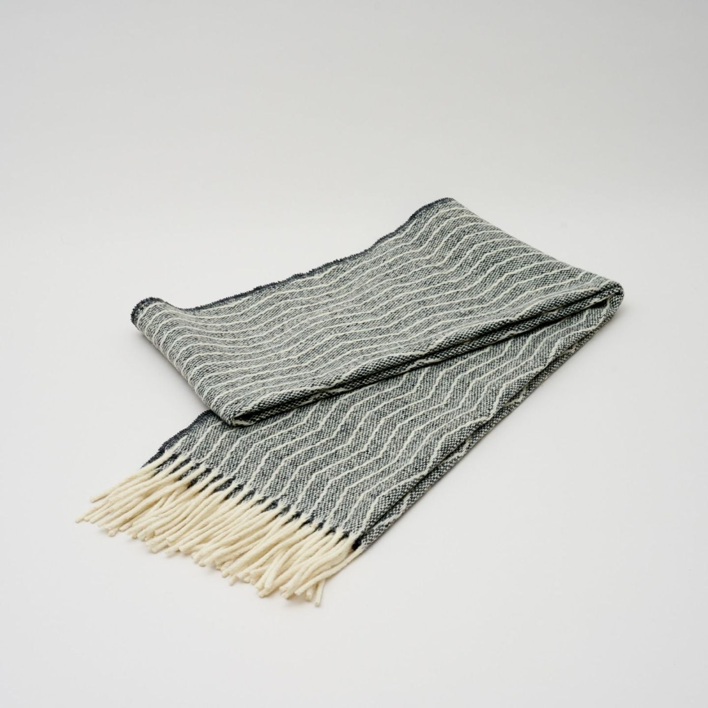 シ・コラサォン ｜ ウールスカーフ　チャコール（ウィンド）